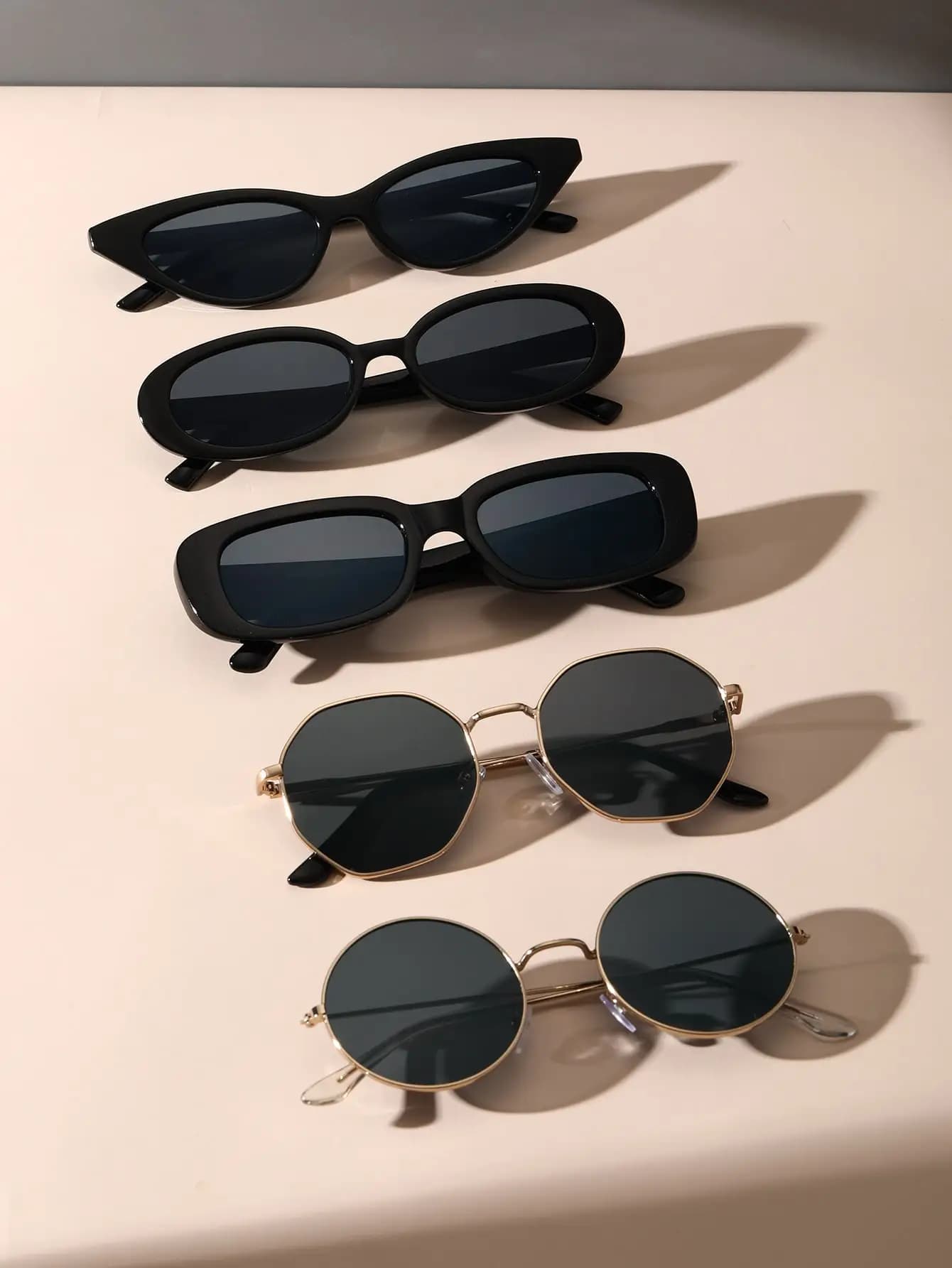 Occhiali da sole alla moda in plastica metallica unisex da 5 pezzi per fotografia di strada e viaggi quotidiani