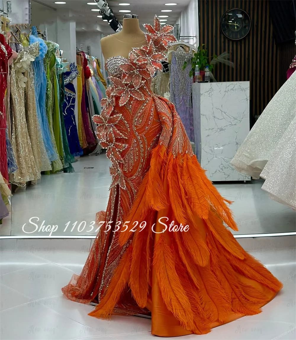 Abito da sera personalizzato con applicazioni di cristallo di lusso arancione con perline Fiori 3D Gonna a sirena con piume Abito da cerimonia formale glamour