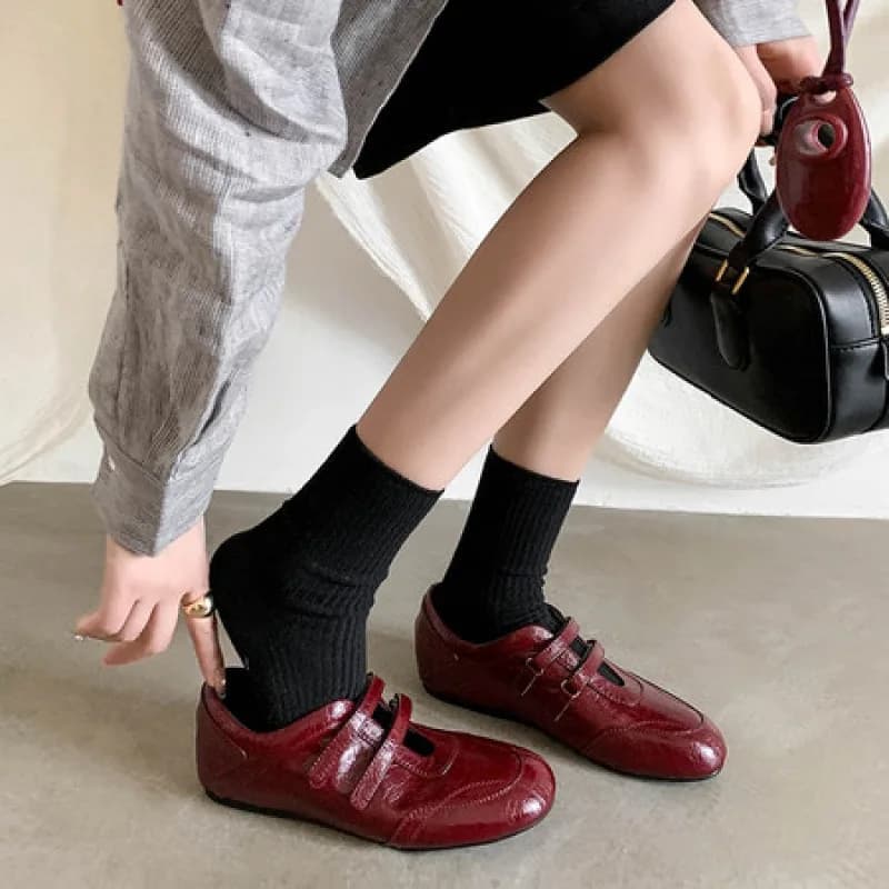 Scarpe da ginnastica casual in pelle da donna, stile coreano, con punta tonda, chiusura in velcro e rialzo interno, ispirate all'arte romantica e al design tedesco.
