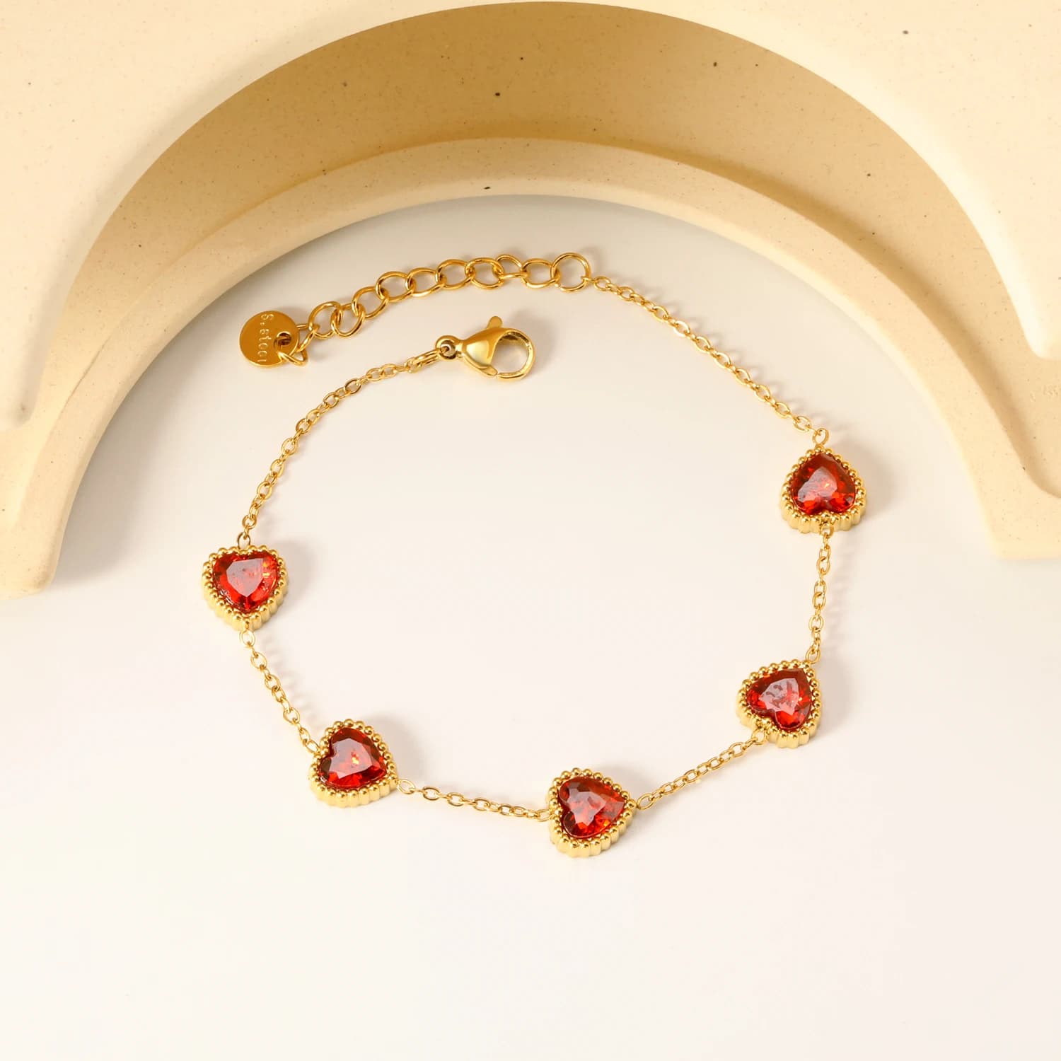 Bracciale da Donna in Acciaio Inossidabile Placcato Oro con Zirconi a Forma di Cuore e Perline Delicate, Gioiello da Spiaggia di Lusso Leggero