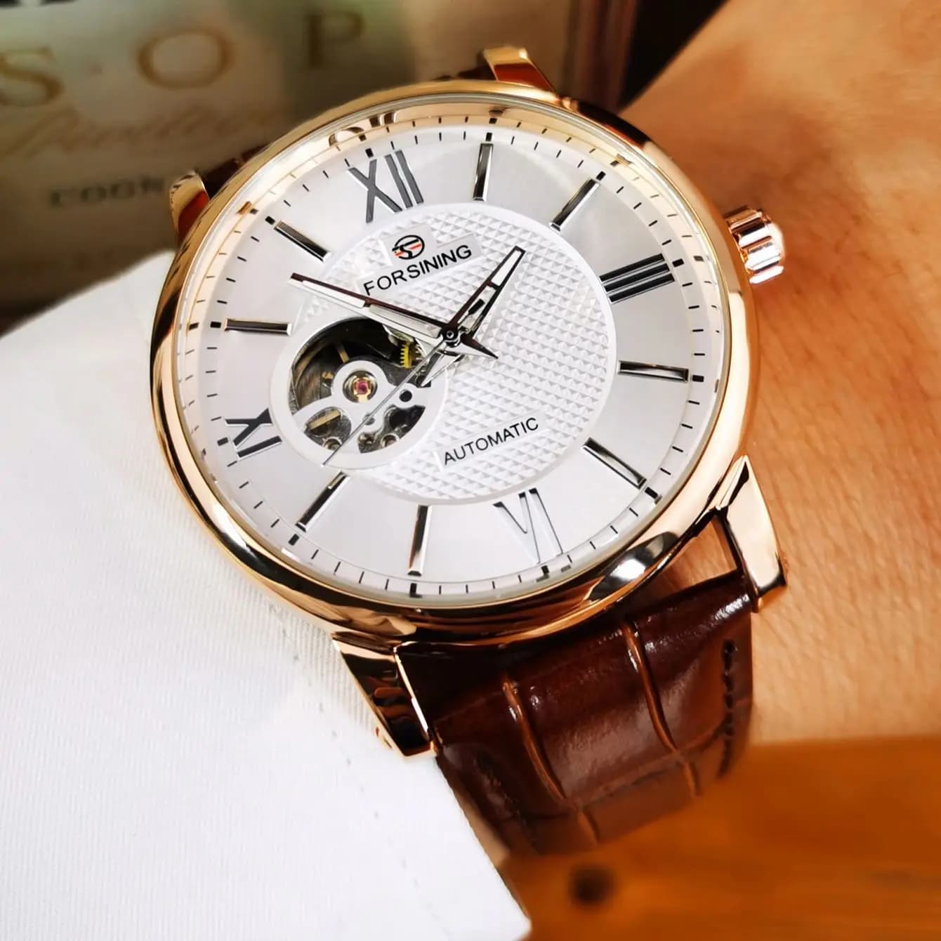 Forsining Orologio meccanico scheletrato alla moda per uomo Quadrante bianco Cintura in pelle Orologi da uomo automatici da lavoro Top Brand di lusso Nuovo