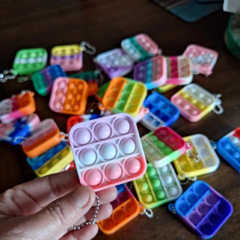 Gadget per Feste per Bambini, Giocattoli Antistress in Bulk, Mini Portachiavi Pop Fidget, Bomboniere per Feste di Compleanno, Piccoli Premi per la Classe