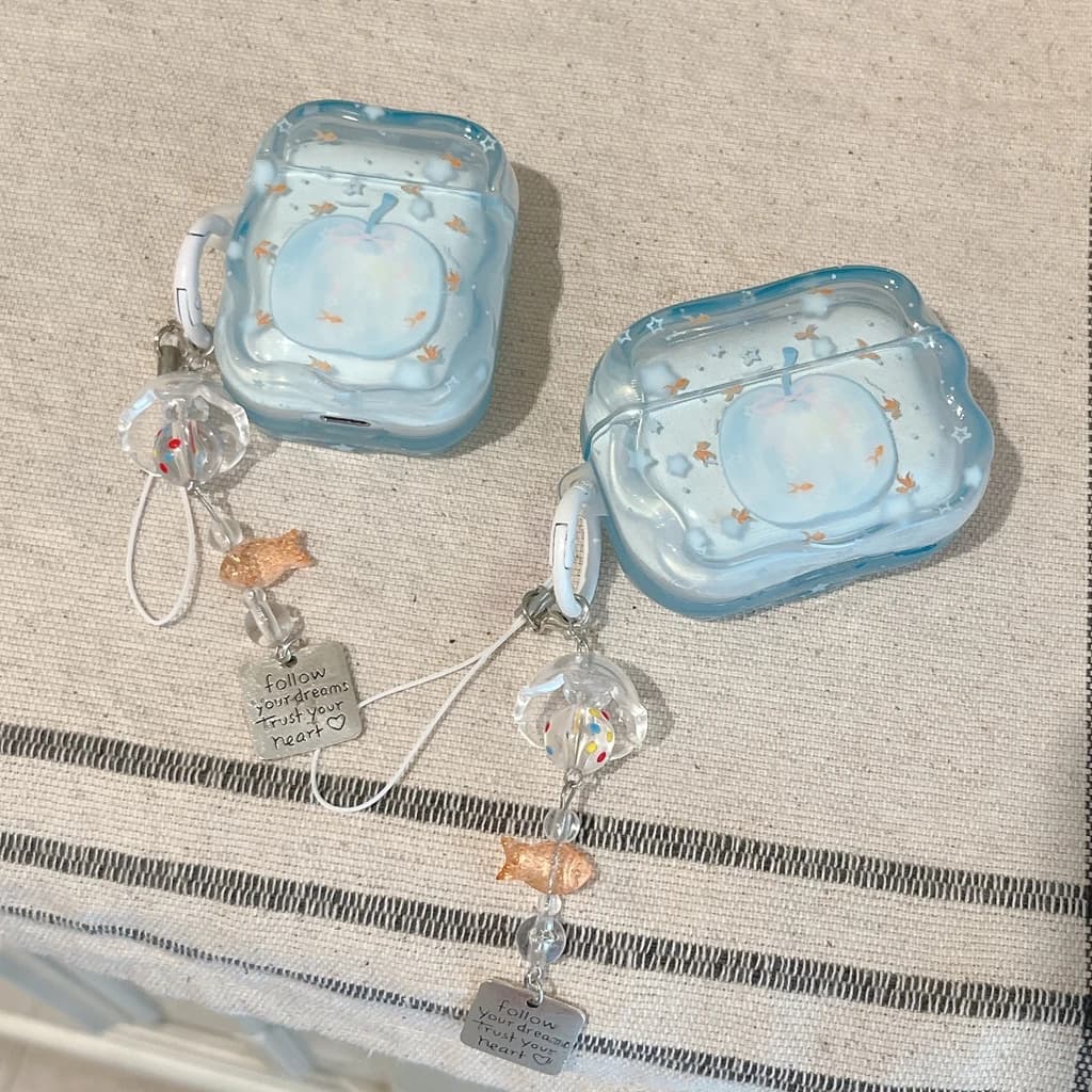 Custodia per auricolari AirPods 1 o 2, 3, 4, Pro 2, Pro 3 con design Graffiti Blu Stile INS, Motivo Pesce Koi Portafortuna e Bordo Ondulato con Ciondolo