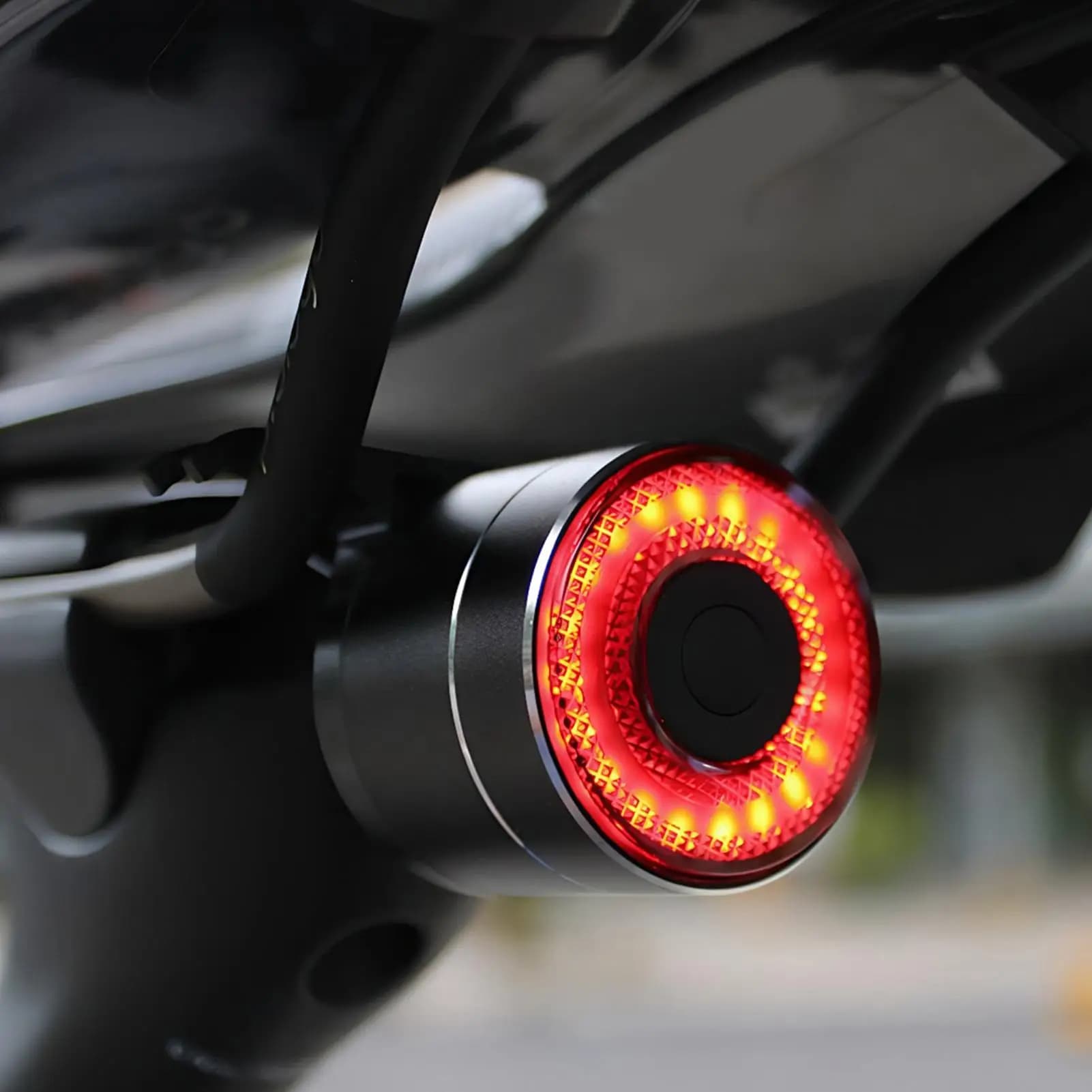 Luce posteriore per bici Luce di rilevamento della coda per bici intelligente Lampada di rilevamento del freno per ciclismo per l'equitazione su strada di montagna Pendolarismo quotidiano in campeggio