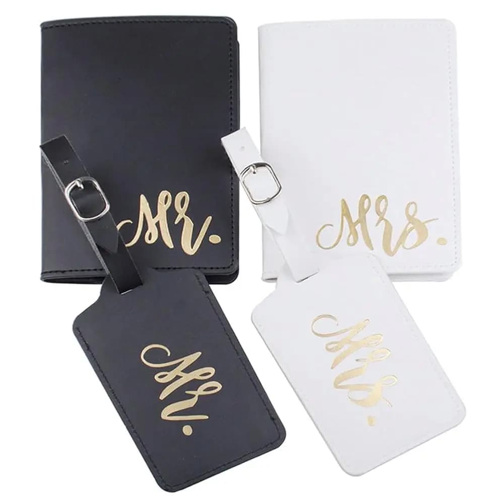 Set di 4 Etichette per Bagagli 'Mr and Mrs', Porta Passaporto in Pelle, Regalo per Luna di Miele, Accessori da Viaggio