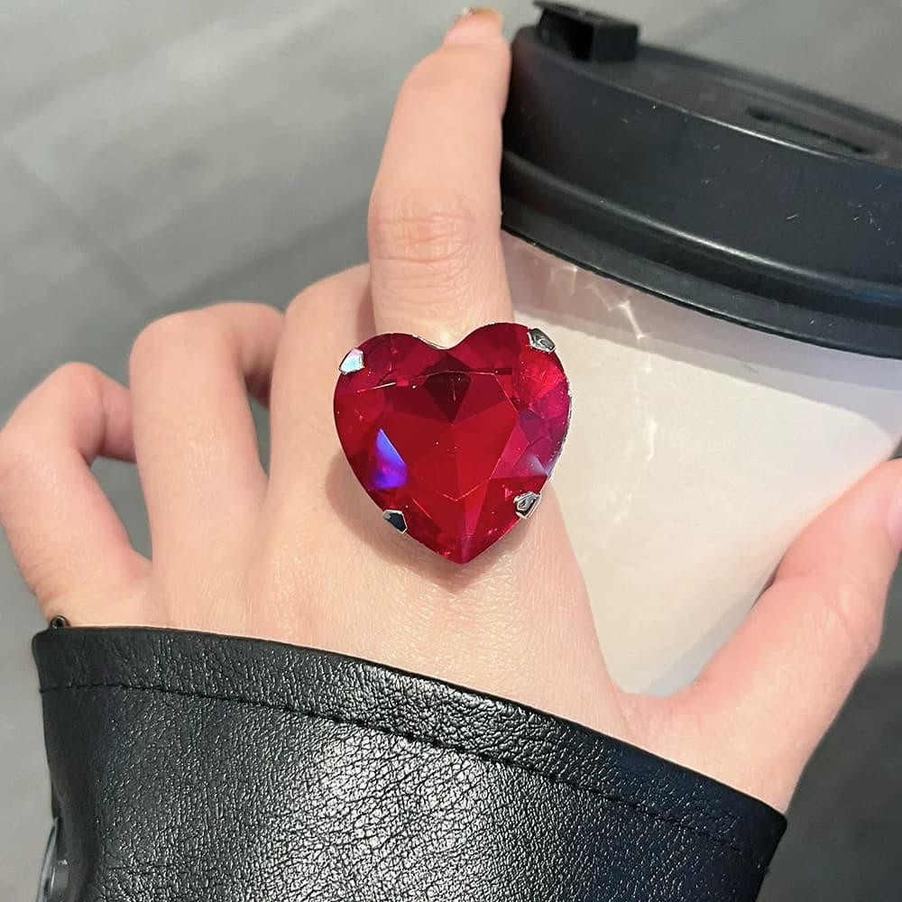 Anello largo da donna con pietra preziosa grande a forma di cuore esagerato con anello alimentare individualizzante unico e di fascia alta di lusso leggero