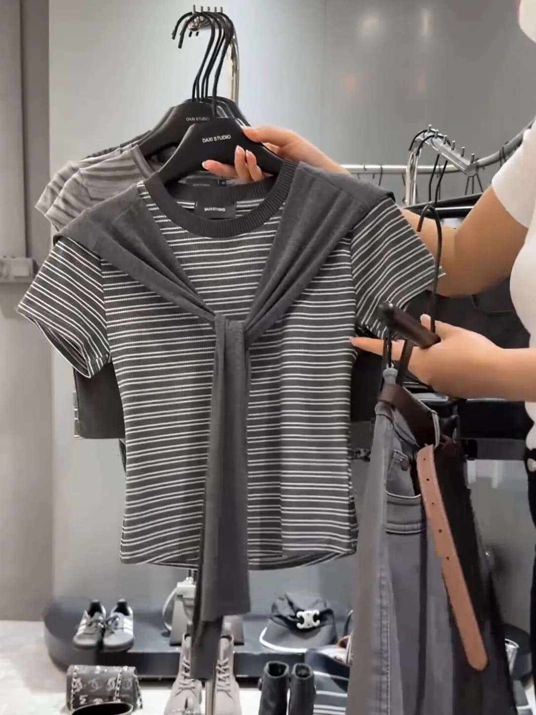 Completo due pezzi estivo da donna: T-shirt a maniche corte a righe casual e top scollo a scialle, nuovo stile, effetto snellente, stile college, traspirante e delicato sulla pelle.
