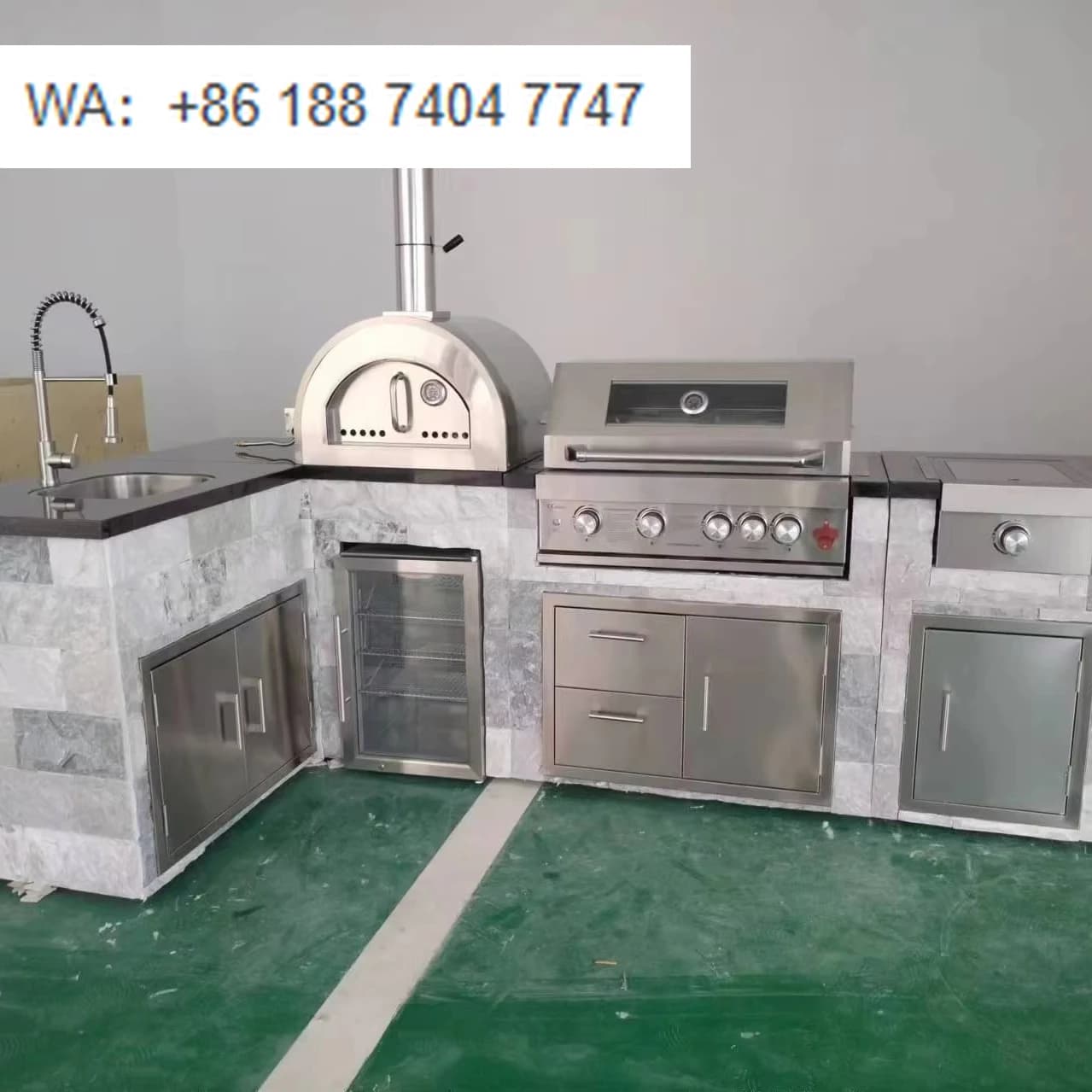Cucina Esterna a L Personalizzata con Griglia a Gas e Forno per Pizza, Telaio in Alluminio e Pietra - per Cortili Americani