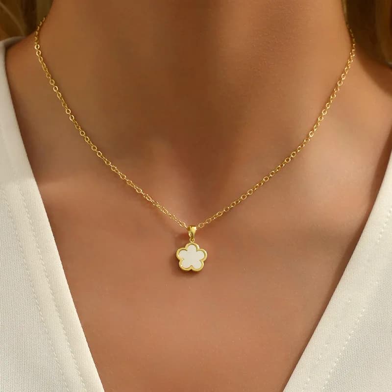 European and American hot-selling lucky five-petaled flower single necklace women's simple and versatile fashion collarbone chain neck chain