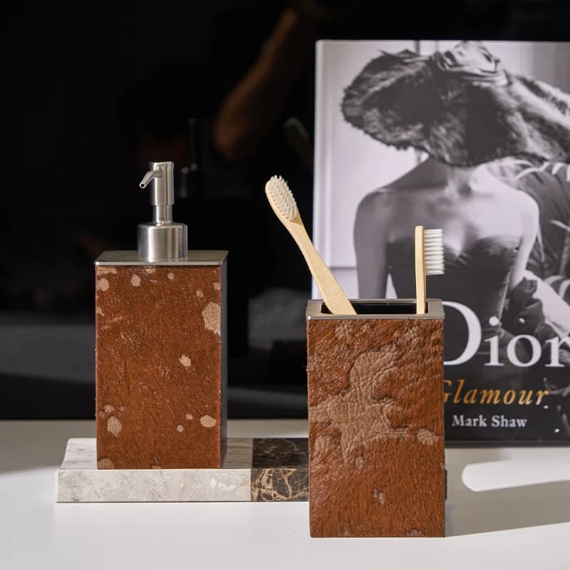 Bottiglia per lozione in marmo in pelle marrone Vassoio per il lavaggio del bagno Tazza Accessori per il bagno Bottiglia da viaggio per dispenser di sapone a pressa per interni