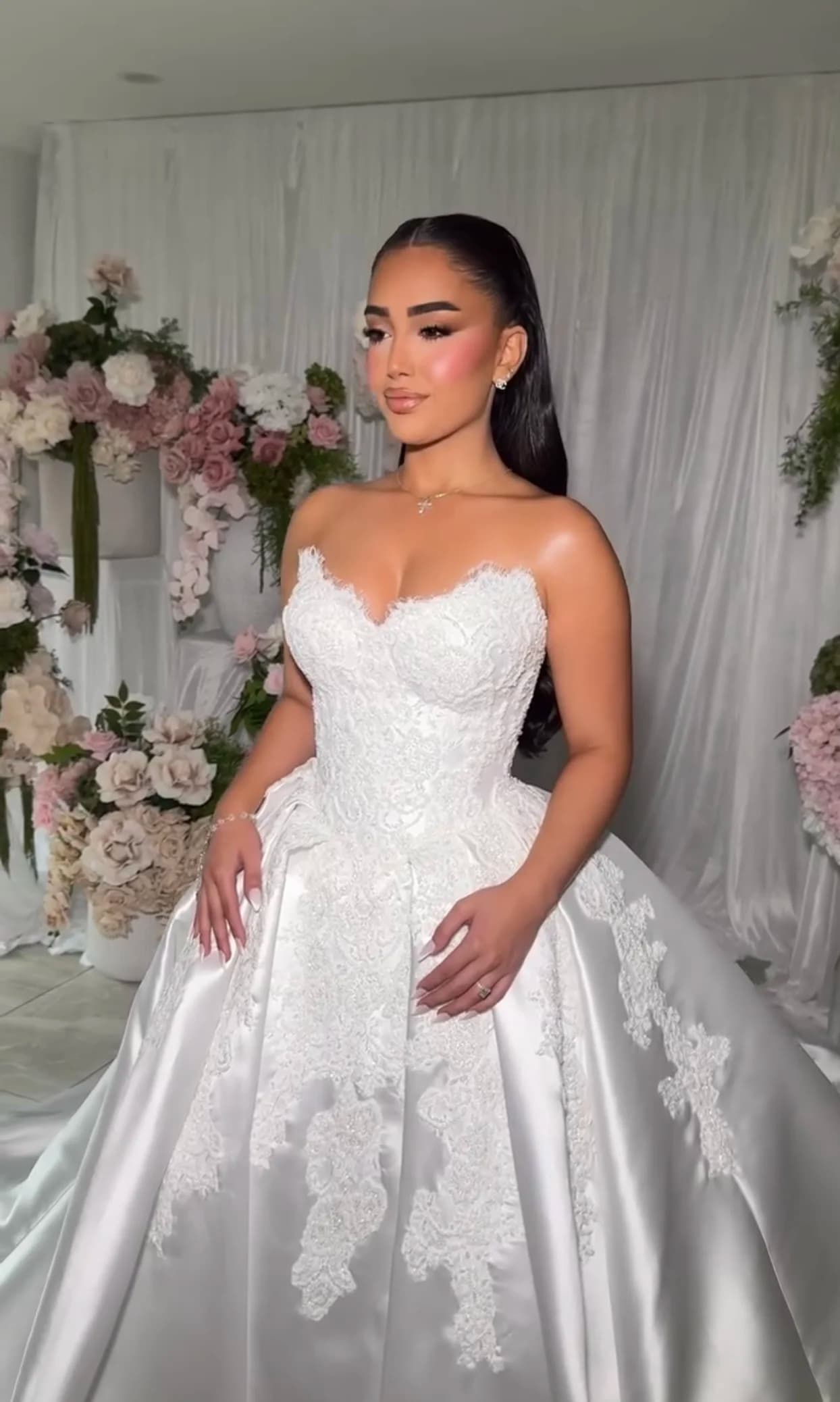 Abito da Sposa Personalizzato Flavinke, Vestito a Palloncino in Raso Senza Maniche con Perline e Applicazioni in Pizzo, Gonna da Sposa
