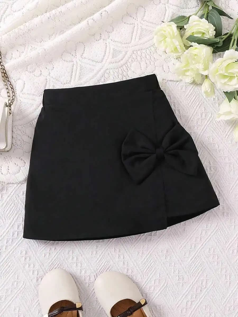 Gonna nera con dettaglio fiocco grande per ragazze, outfit estivo in stile dolce