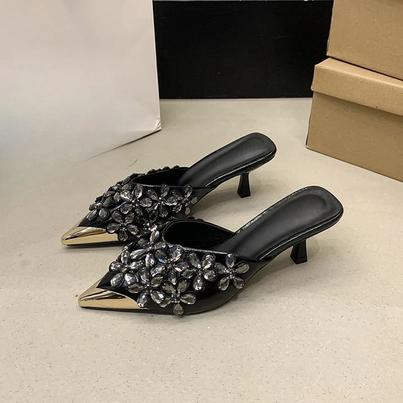 Punta a punta Stiletto Tacco alto Baotou Half Drag Estate Nuovo strass Fiore Fata Vento Testa di metallo Pantofole fredde Abbigliamento esterno