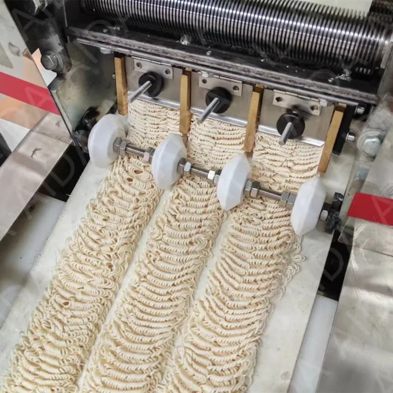 Macchina per la produzione di tagliatelle manuale multifunzionale per pasta Macchina per la produzione di noodle elettrica commerciale cinese