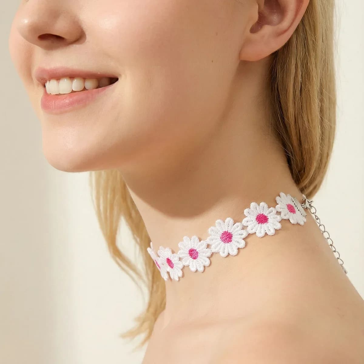 Nuova collana da donna con piccole margherite, stile influencer, girocollo in pizzo con fiore, stile niche.