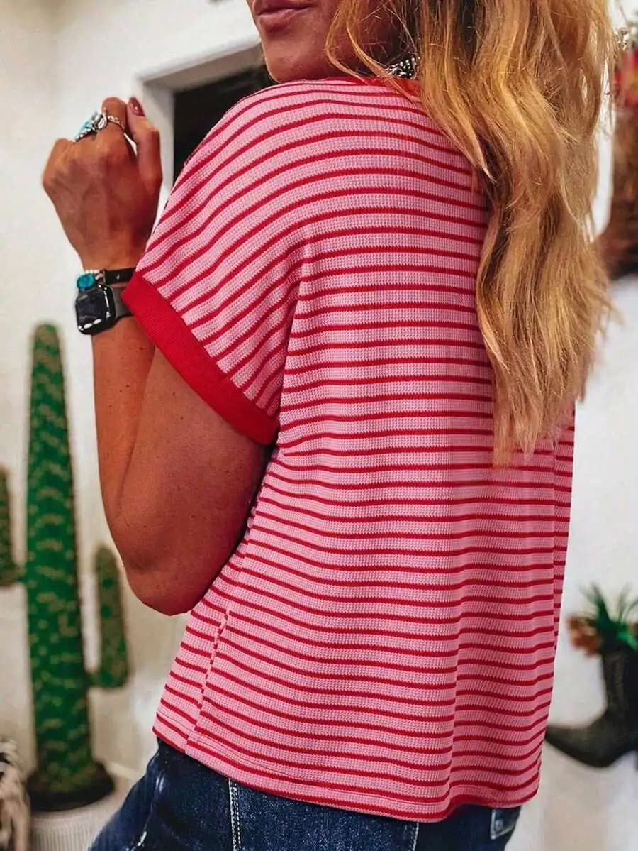 T-shirt casual estiva a righe con contrasto sulle spalle, a maniche corte, lavorata a maglia, con scollo rotondo