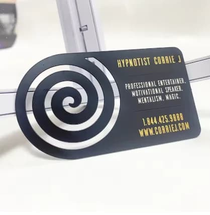 Biglietto da visita personalizzato in acciaio inossidabile inciso a laser, disponibile in nero spazzolato, oro e argento.