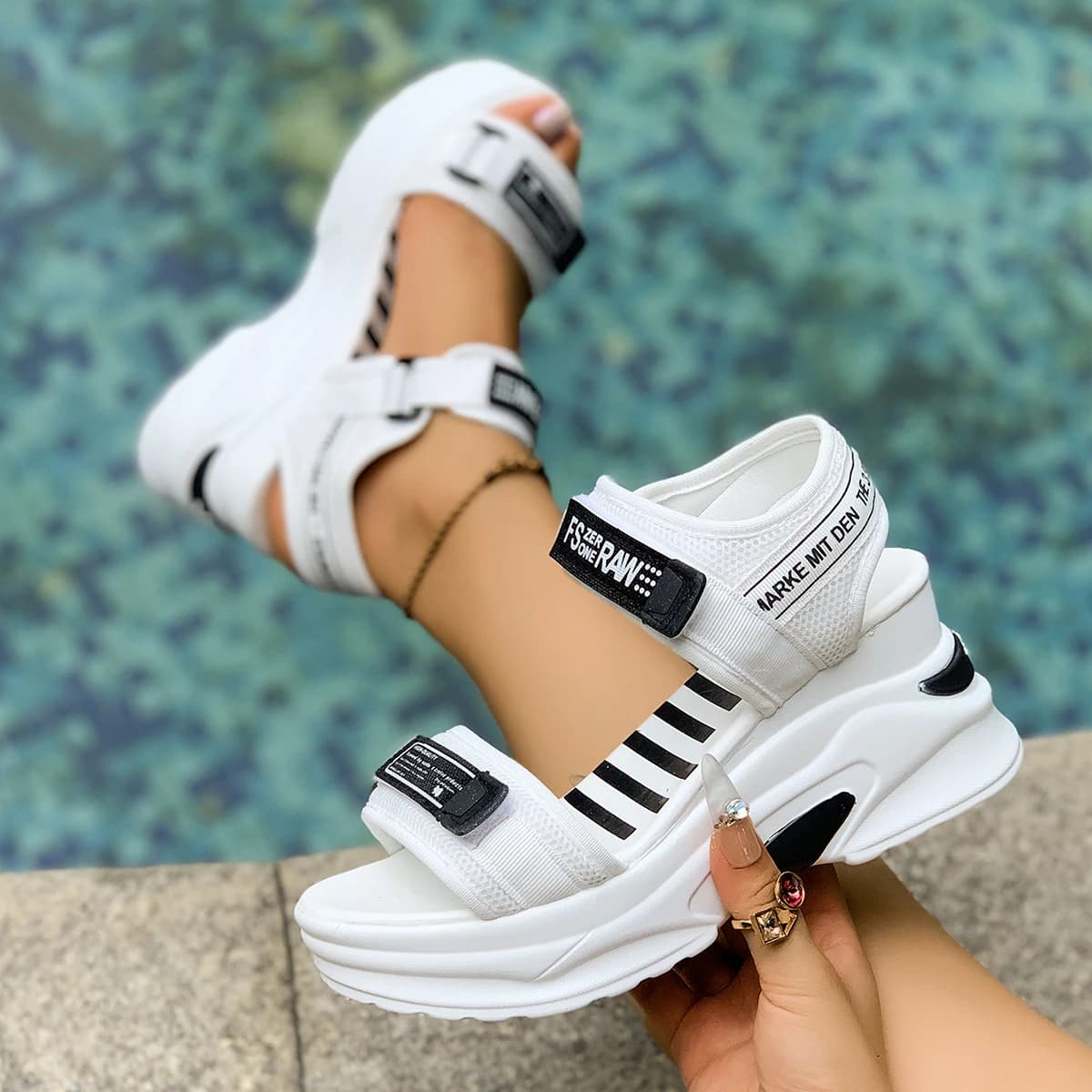 Sandali con zeppa con plateau da donna Moda estiva Nuove scarpe comode da donna Sandali da spiaggia casual in velcro leggeri Zapatos De Mujer