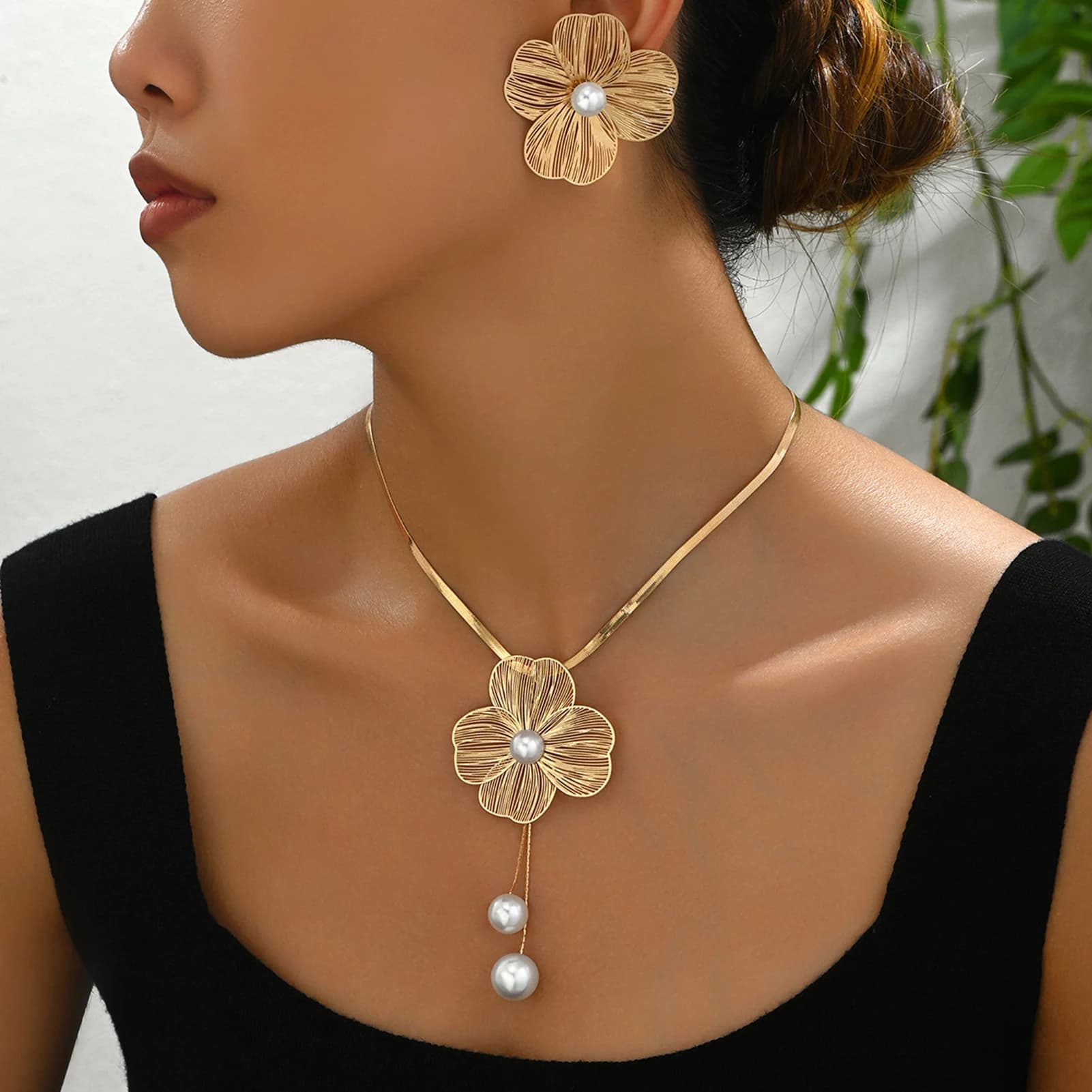 Necklace Earrings Set Elegant Gold Color Flowers Pendant Ladies High-end Inlaid Pearl Clavicle Jewelry Set Decoration.