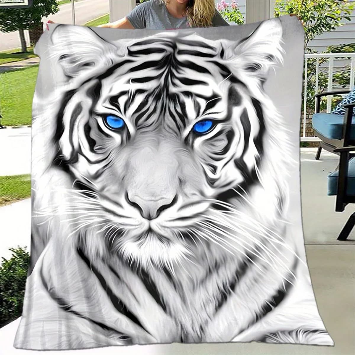 Ultra-Soft White Tiger Print Flannel Blanket 50x60inch – Cozy All-Season Throw for Bed Sofa – Vibrant Design – Machine Washable