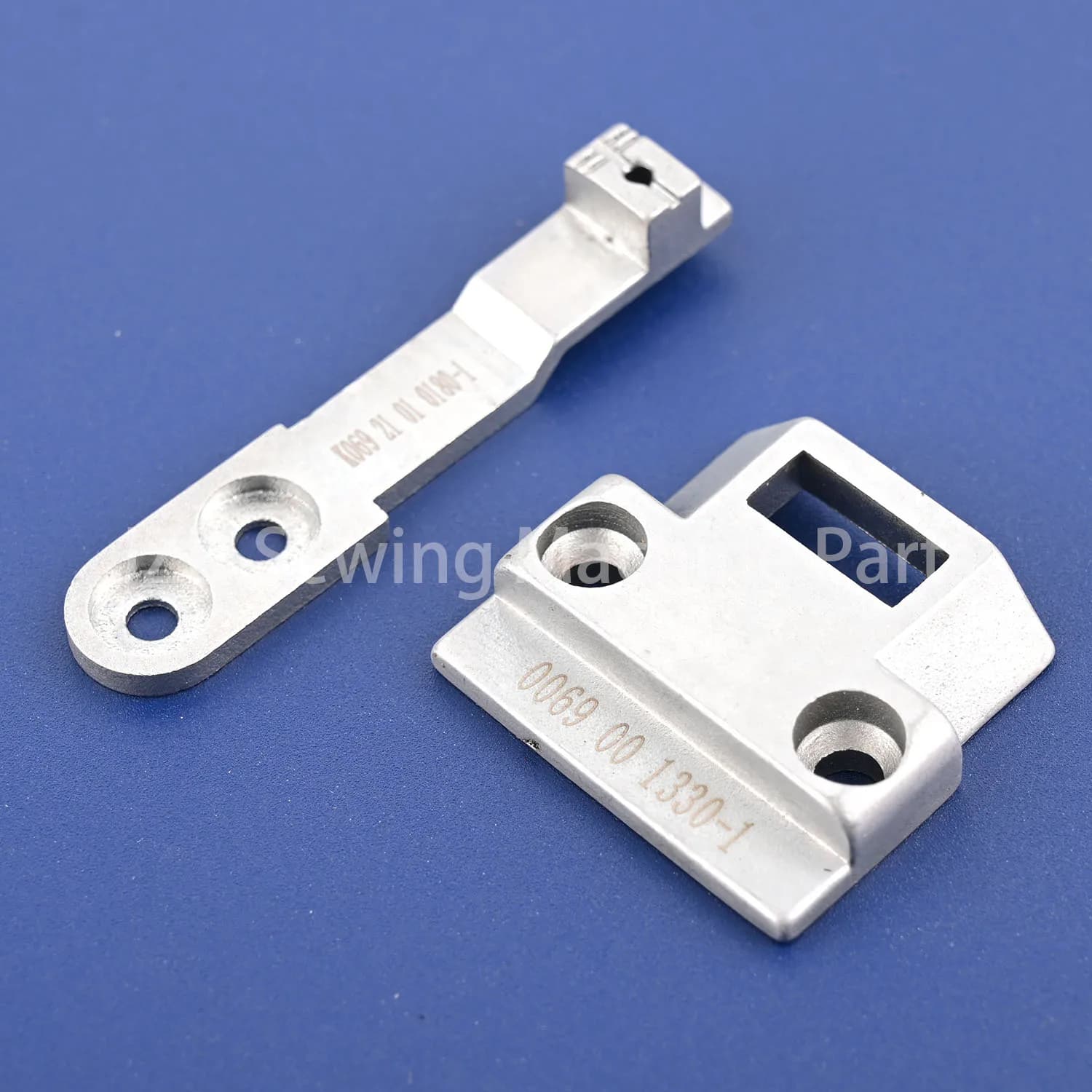 0069 001330-1 + 0069 210180-1 Piastra ago, denti di trasporto a bocca stretta per macchine da cucire Durkopp Adler 69 - Ricambi
