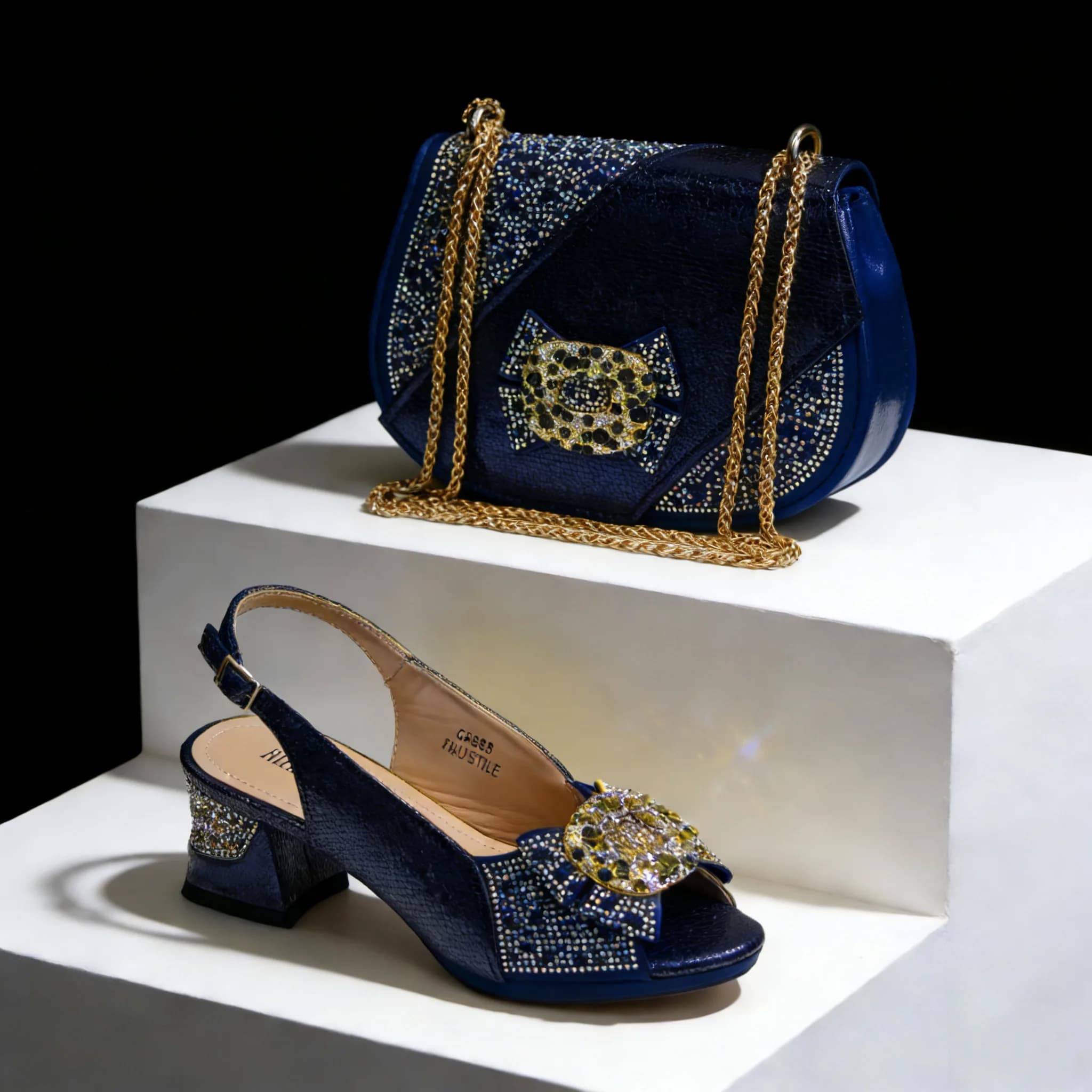Eleganti scarpe e borse da donna per banchetti e feste, comode e alla moda, adatte per l'uso quotidiano e per il lavoro.