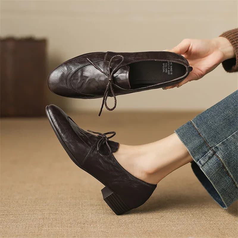 Nuove scarpe da donna in vera pelle primavera/autunno moda scarpe con punta tonda per donna tacchi bassi pompe da donna mocassini in pizzo fatti a mano