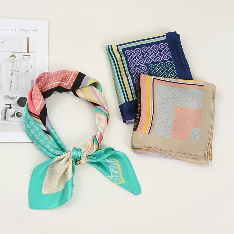 Sciarpa stampata a righe arcobaleno da 68 cm Sciarpe di seta emulate di nuovo stile da donna Moda versatile Borsa per vestiti Accessori Sciarpa