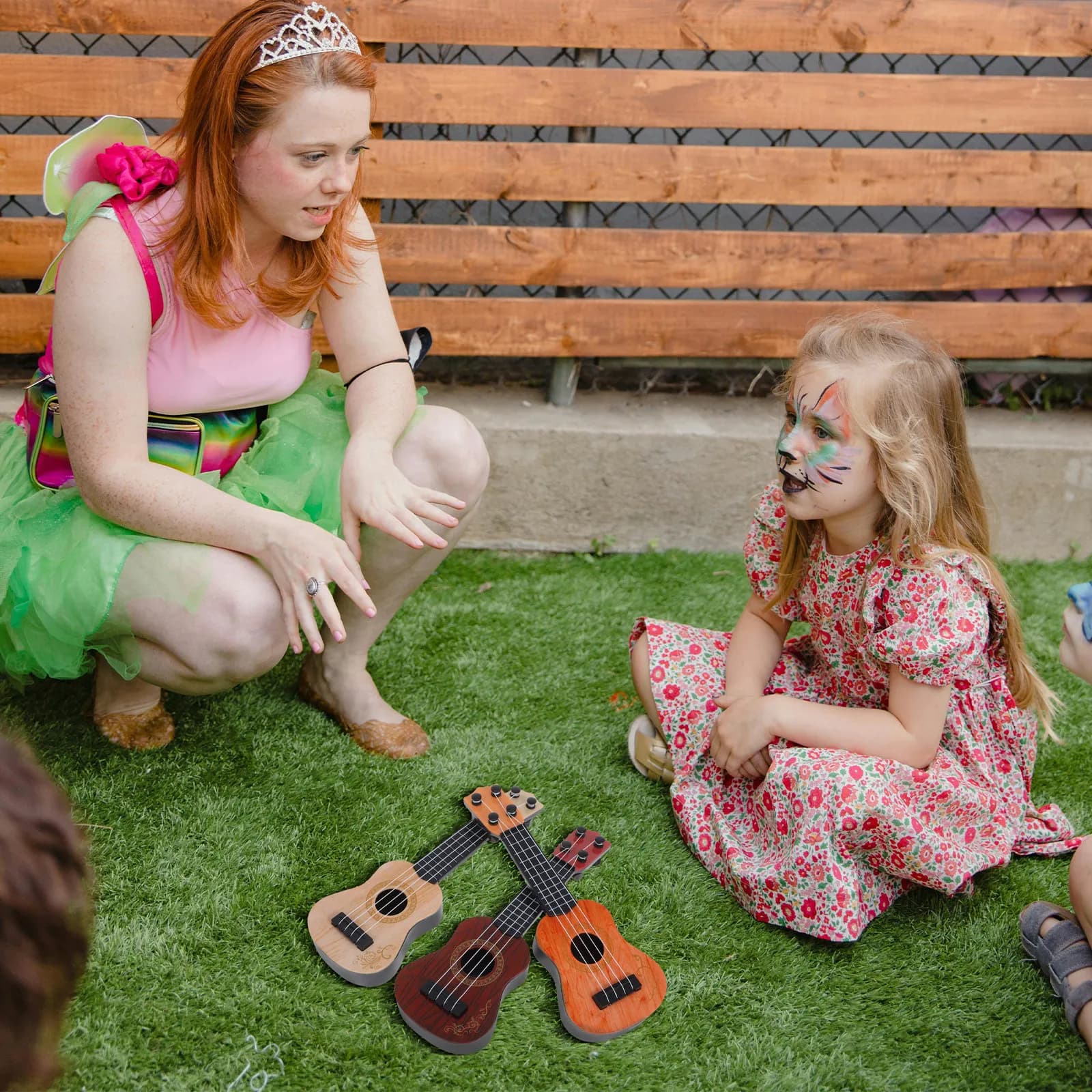Set Educativo Musicale per Bambini con 3 Ukulele a Forma di Chitarra, Regalo di Compleanno, Giocattolo Musicale per Bambini