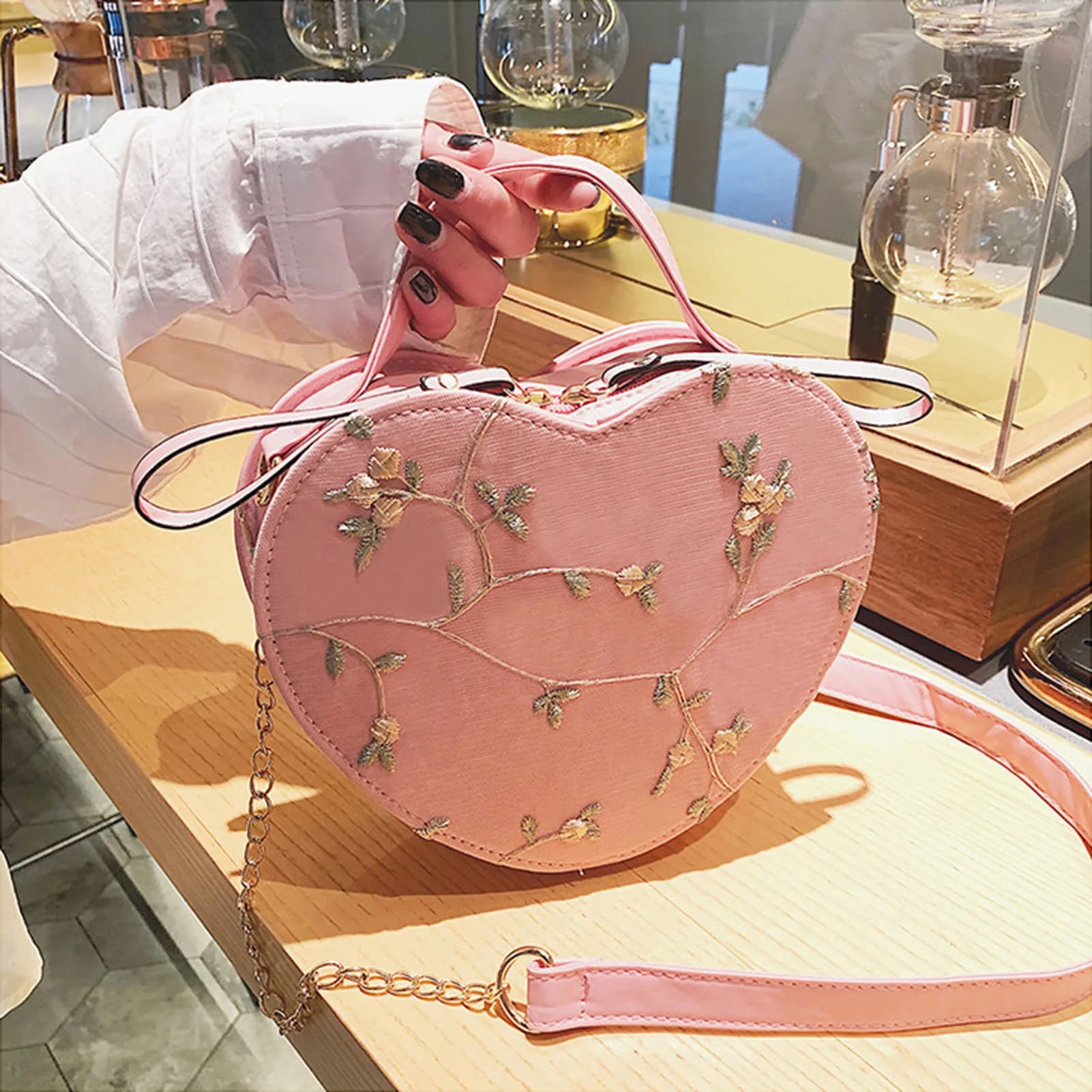 Women's Shoulder Bag with Lace Heart PU Leather Shoulder Bag Fashionable bag with chain strap for Valentine's Day gift 21x17x6 cm