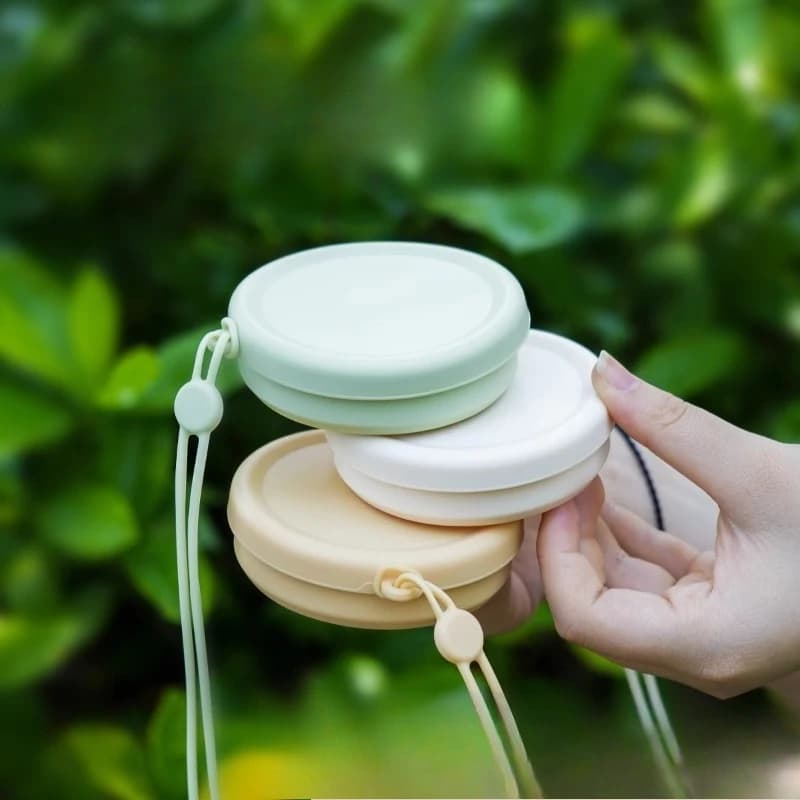 1PC Tazza pieghevole in silicone per uso alimentare con coperchio e cordino per appendere, porta spazzolino da viaggio portatile, accessorio per l'igiene orale
