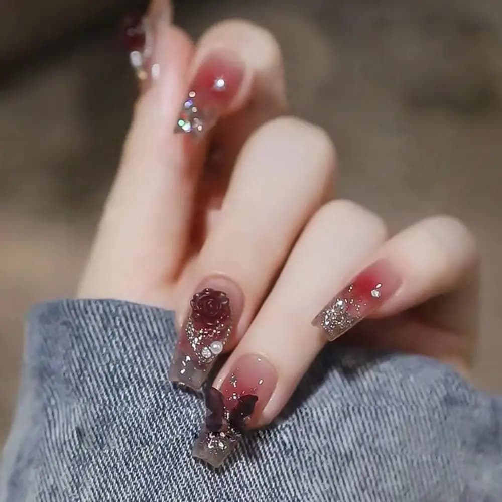 24 Pezzi Unghie Finte Lunghe Quadrate Rosse con Farfalle e Glitter, Design con Strass Bordeaux, Eleganti per Feste e Manicure Femminile