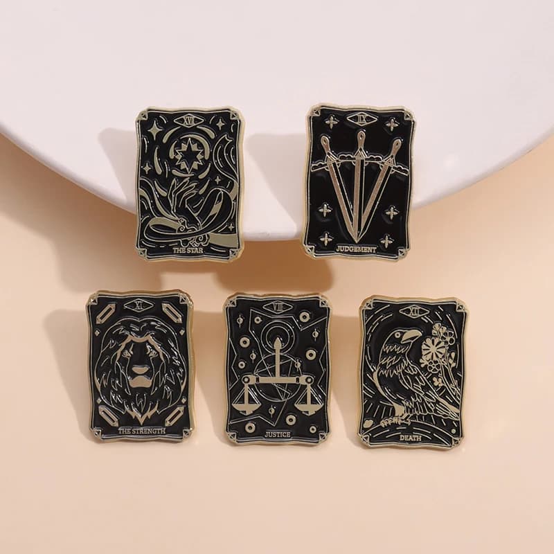 Magic Diablo Tarot Card smalto Pin Sun Moon Star jares Balance Badge spille Punk Gothic Jewelry Metal Halloween Gifts
