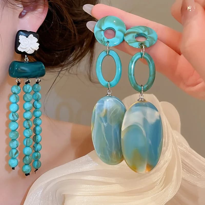 Orecchini Pendenti Lunghi Minar Bohemia con Fiori in Resina Acrilica Sfumata Blu-Verde, Nappine Geometriche Ovali, Gioielli Casual da Donna