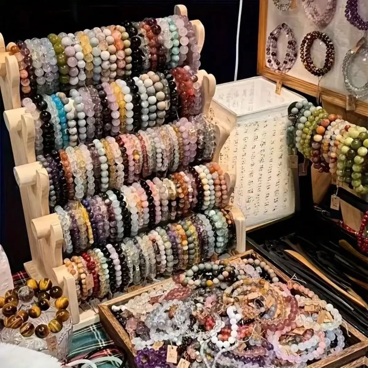 Questi braccialetti portafortuna selezionati a caso presentano un assortimento di cristalli curativi, pietre naturali e gemme portafortuna.
