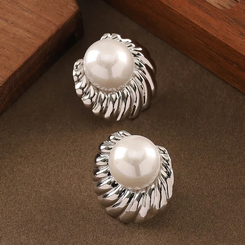 Fashionable, exquisite and simple holiday style round twist braided pearl stud earrings, personalized and versatile earrings