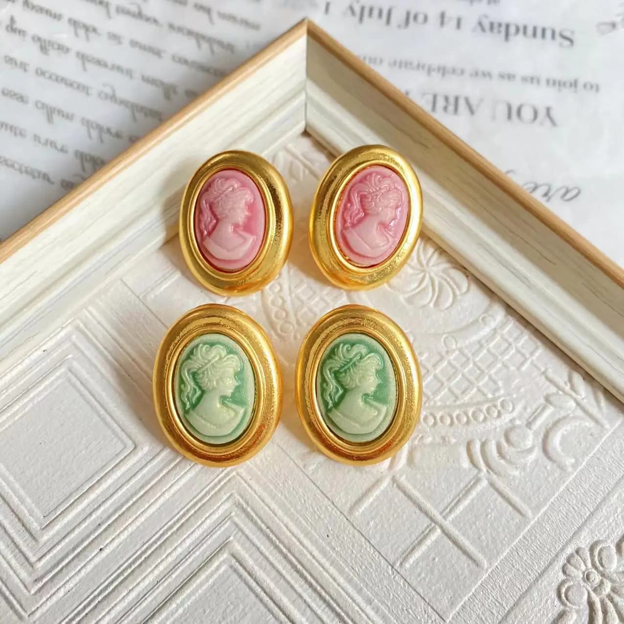 Set di Orecchini e Anello Vintage con Cammeo in Resina, Gioielli con Ritratto in Lega Dorata per Donne