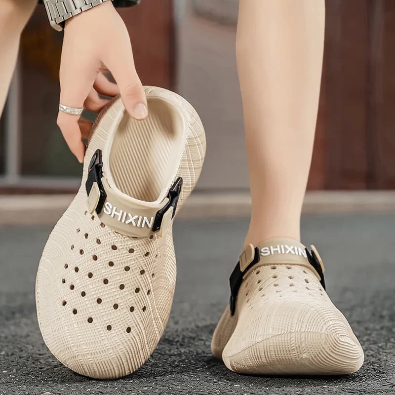 Summer Men's Fashion Outdoor Clogs Fashion Design Lightweight Comfortable Soft Sole Men's Garden Shoes Non-slip Beach Sandals