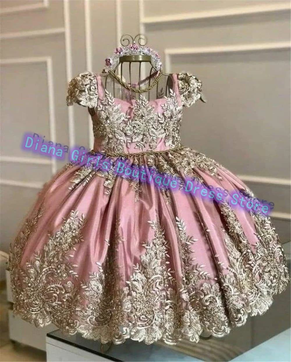 Abito da ragazza di fiore con applicazioni dorate squisite di lusso Abito da ragazza di fiore in raso rosa soffice per bambine Abiti da ballo per matrimoni Abiti da festa di compleanno per bambini