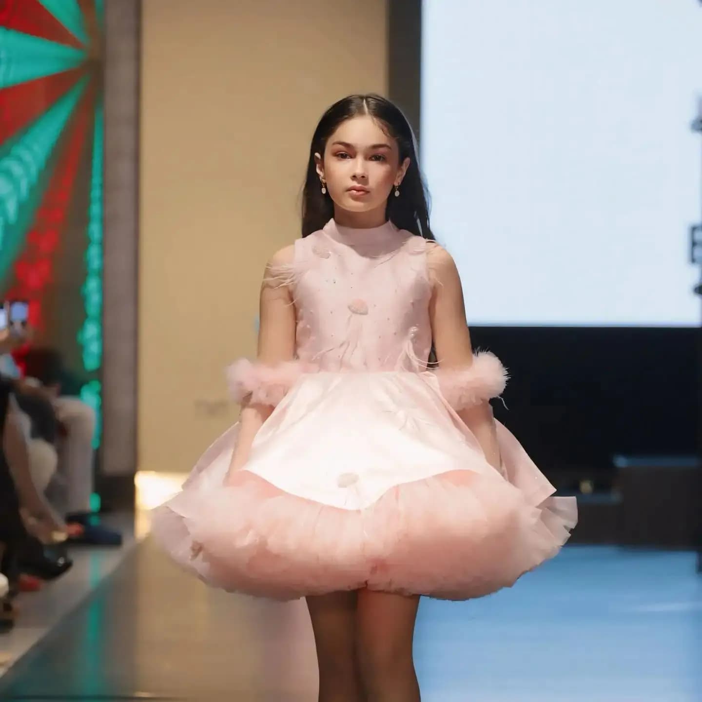 Abito da ragazza di fiore con piume rosa per matrimonio, per bambini, abito da spettacolo principessa, abito da ballo personalizzato per festa di compleanno per bambini