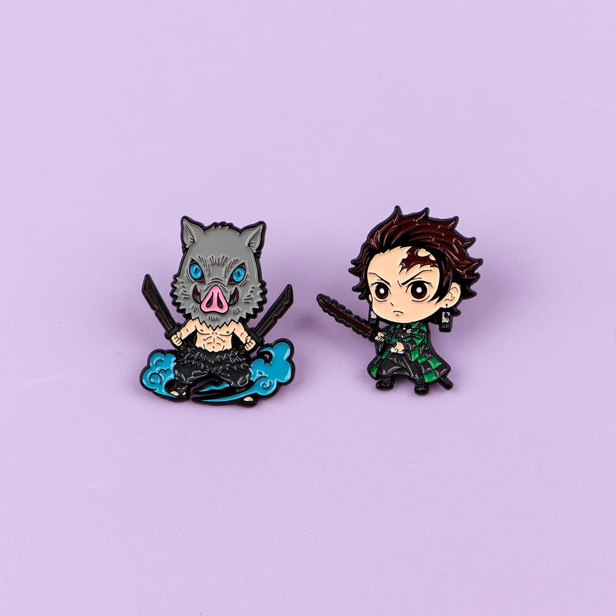 Set di 2 Spille in Smalto a Tema Manga Anime, Simpatiche Spille a Forma di Maiale per Zaini, Cappelli, Bavette, Distintivi, Regali per Fan, Accessori Cosplay, Giocattoli