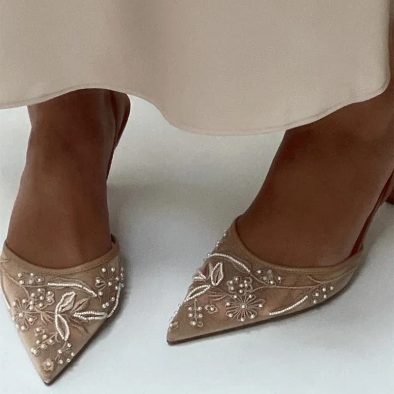 Estate e autunno a punta con tacco fine in rete di pizzo versatile che indossa un unico pezzo di sandali con tacco alto da donna