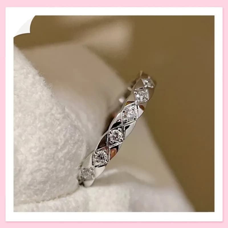 Anello a strisce impilate a rombo, lusso discreto, semplice e versatile, leggermente intarsiato con diamanti, stile dolce e cool, da donna
