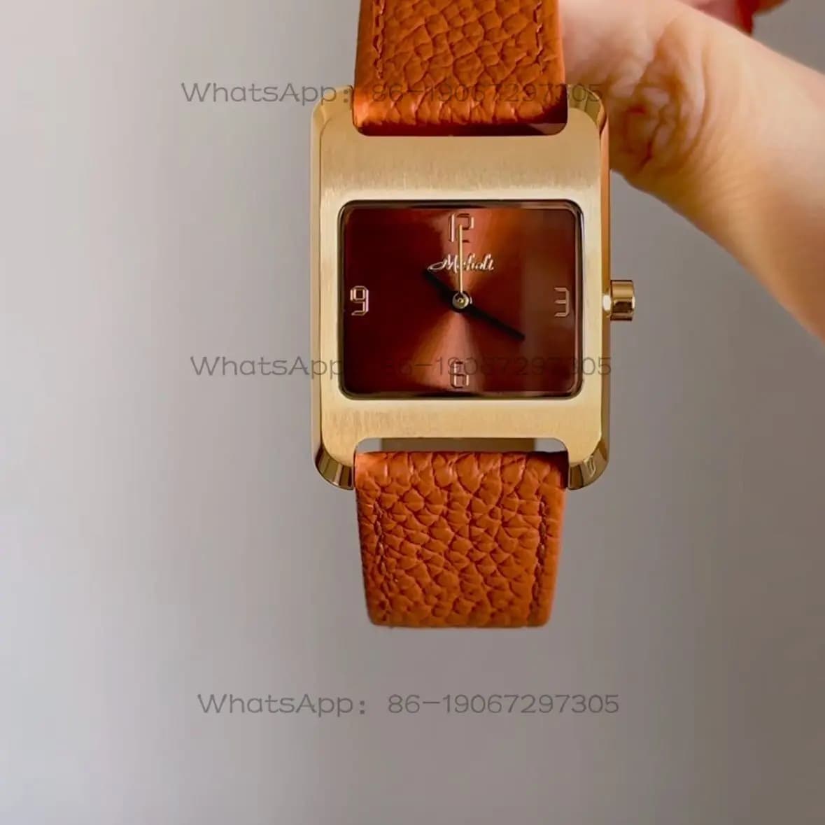 Orologio da donna in pelle di alta gamma, con cassa quadrata in acciaio color caramello con motivo litchi, alla moda, stravagante, raffinato e di nicchia.