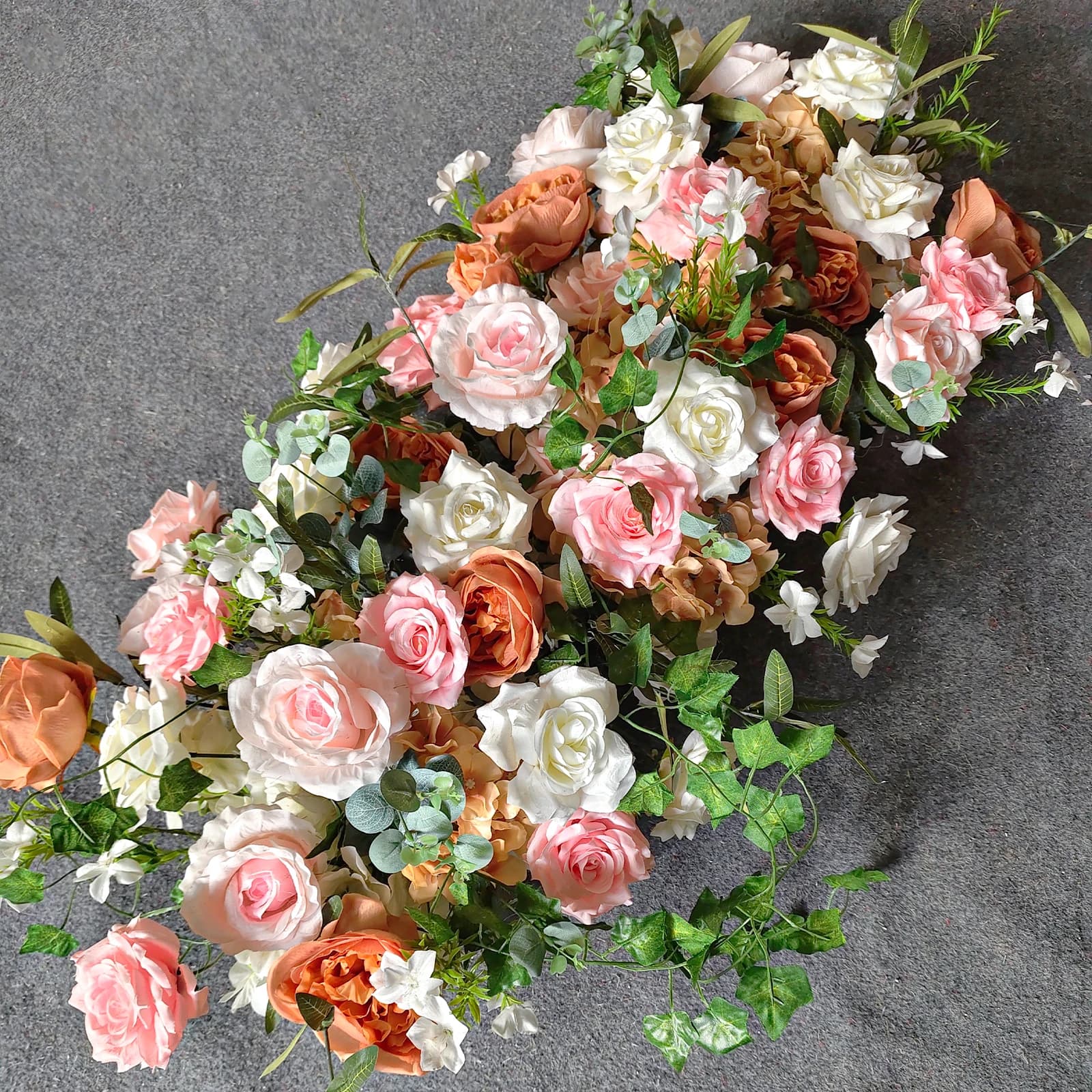 Composizione Floreale Lunga per Decorazioni Nuziali, Runner da Tavolo con Rose Artificiali, Peonie e Piante Verdi, Sfondo Floreale