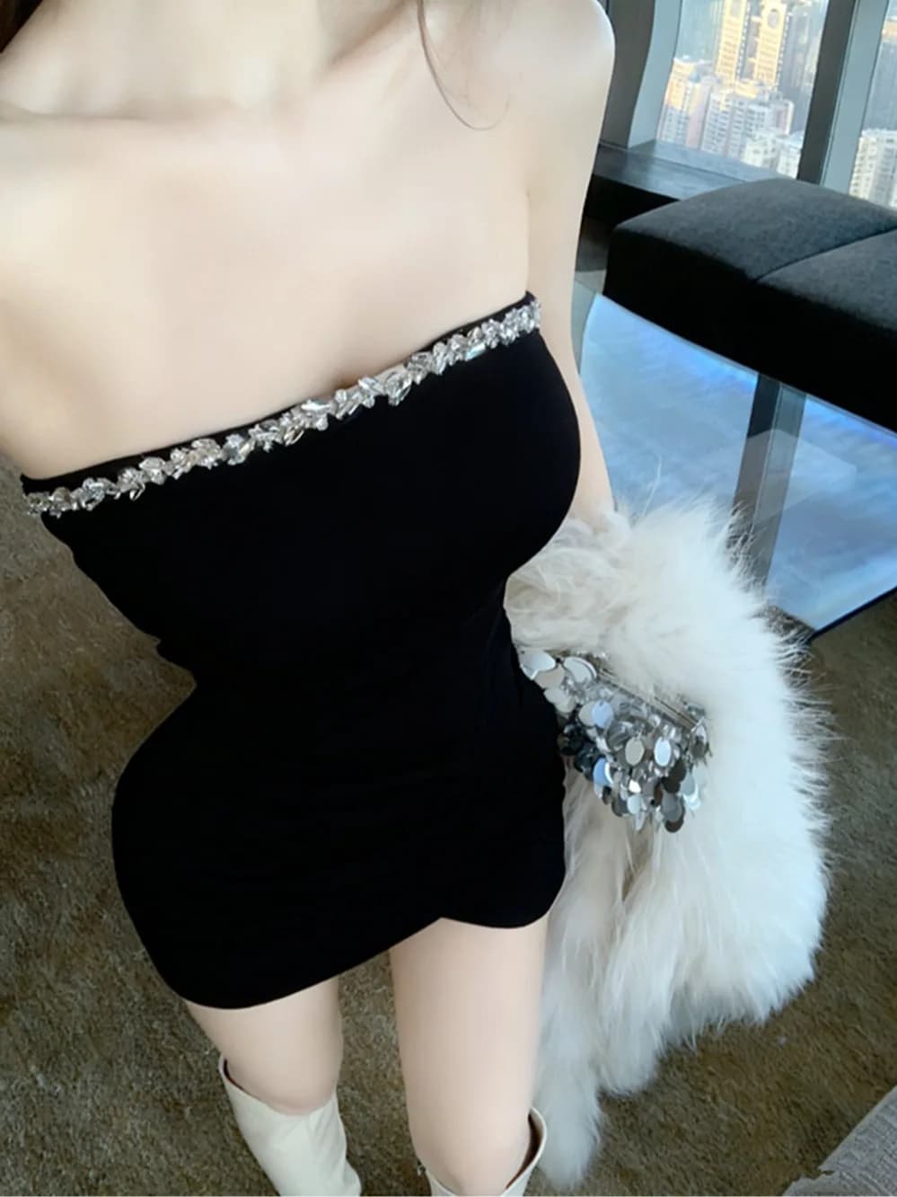 Abito da ballo sexy monospalla con reggiseno integrato, gonna slim-fit a vita media e design con catena di strass pesanti.