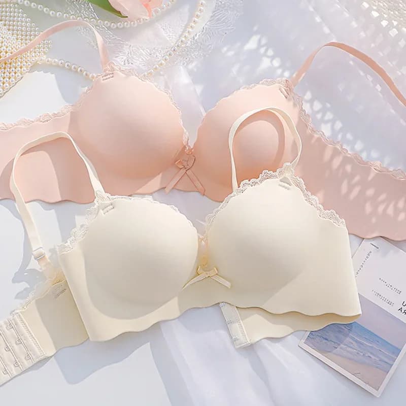 Intimo da donna con seni piccoli raccolti per mostrare un grande reggiseno estivo con ferretto sottile senza traccia