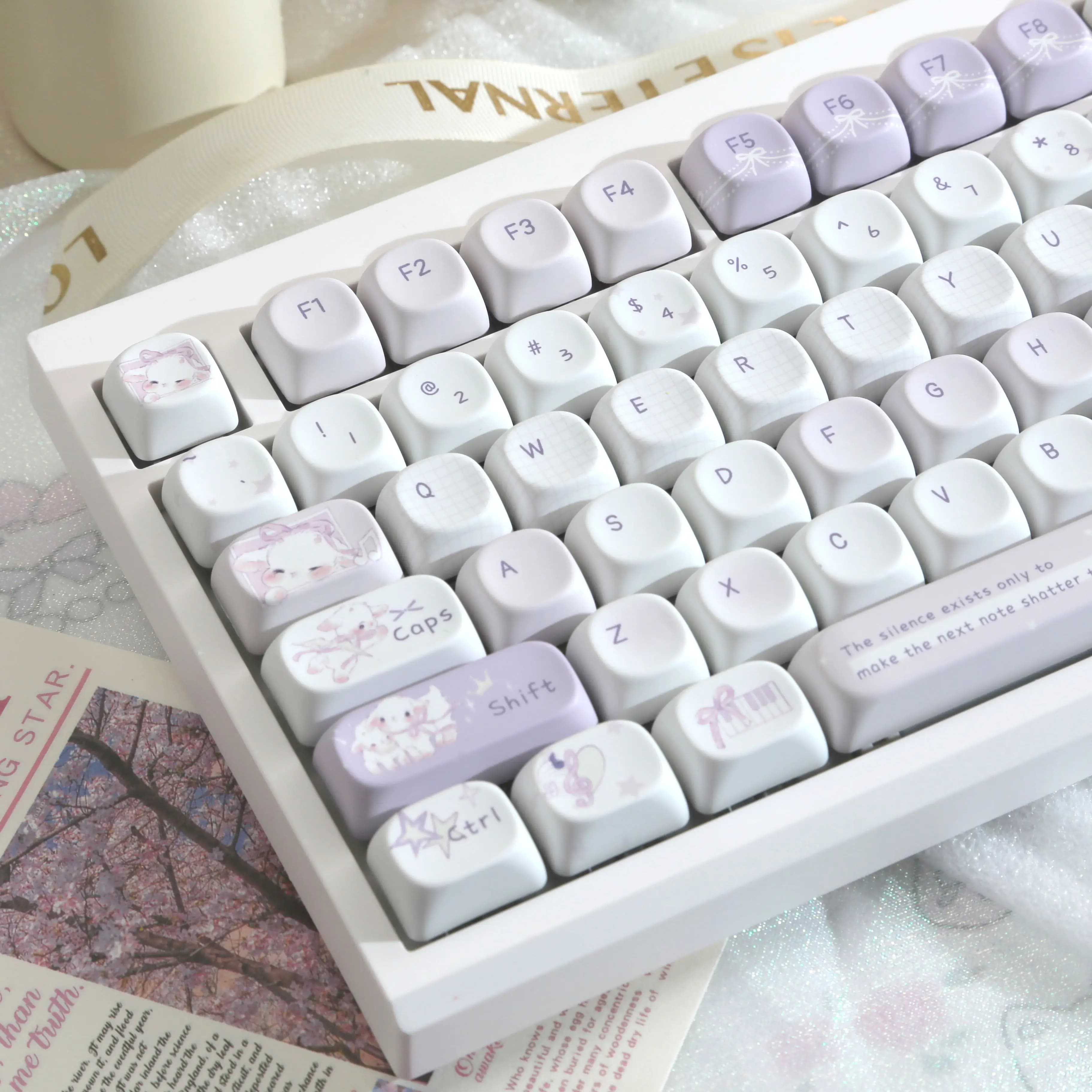 Set di 129 Tasti Kawaii Viola, Keycaps Carini in PBT con Sublimazione su Cinque Lati, Design Cartoon MOA per Tastiere Meccaniche da Gaming
