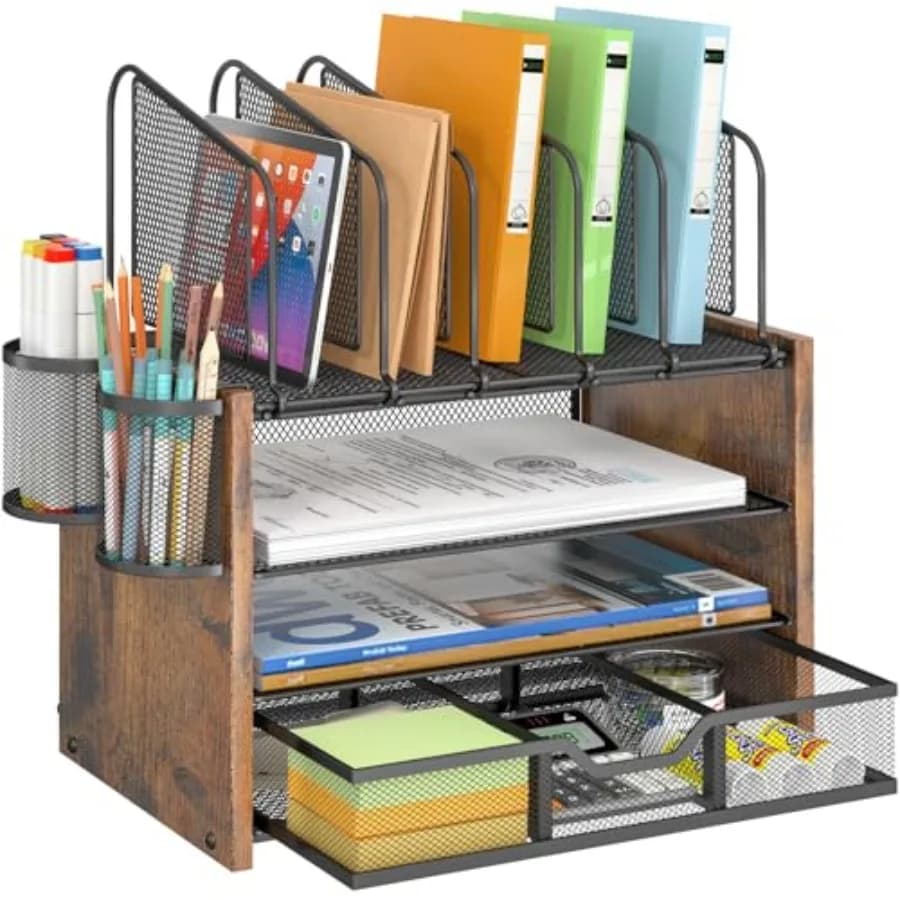 Organizer da Scrivania a 4 Livelli in Rete con Design in Legno, 5 Portadocumenti Verticali, 2 Portapenne e Cassetto Integrato per un Desktop Efficiente