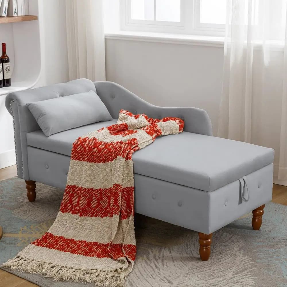 Chaise longue in velluto grigio con seduta trapuntata a bottoni, cuscino lombare e braccioli arrotolati per soggiorno o camera da letto